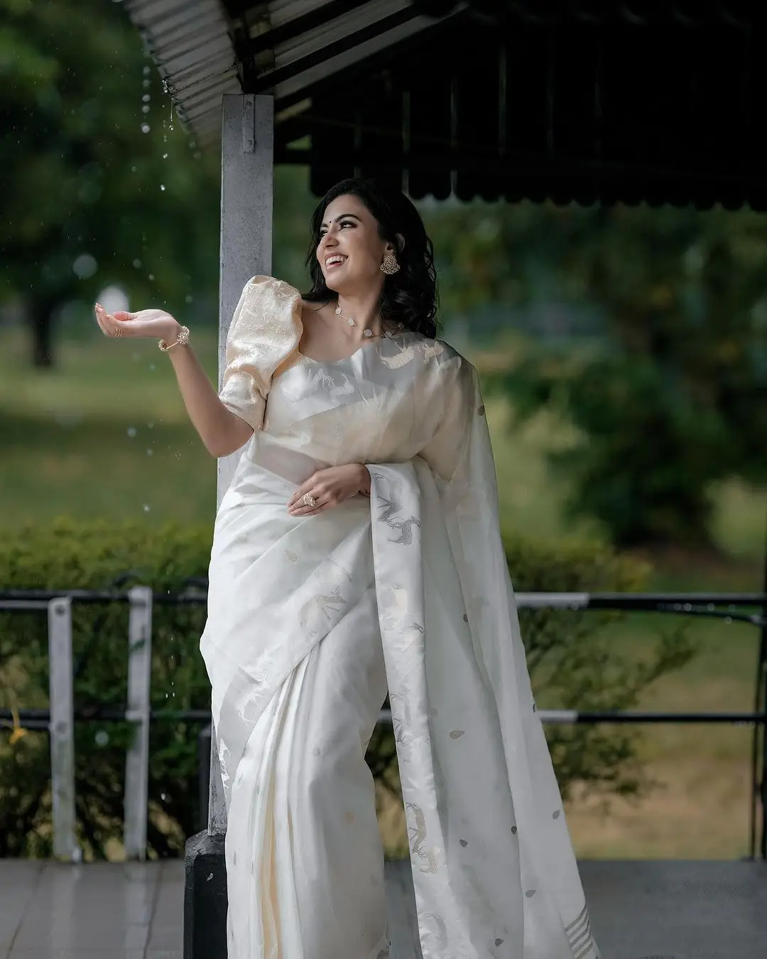 SOUTH INDIAN ACTRESS ANJU KURIAN IMAGES IN WHITE SAREE BLOUSE 6